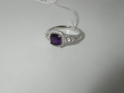null Silver ring, centered with a cushion-cut amethyst (treated). Gross weight: 3.87...