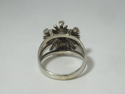null White gold ring set with brilliants. Gross weight: 6.53 gr , TDD: 54 .