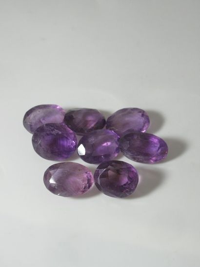 null Lot of oval amethysts. Total weight: 30.4 carats.