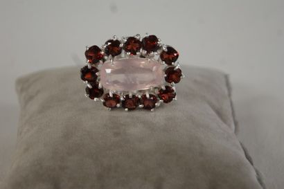 null Silver ring, centered with a large rose quartz in a garnet setting. Gross weight:...