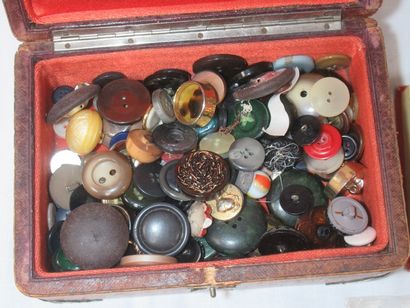 null Important lot of mother-of-pearl, resin, metal and ceramic buttons... In a leather...