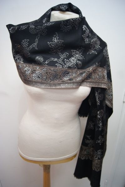 null INDIA Black wool shawl with plant decoration, embroidered with silver thread....