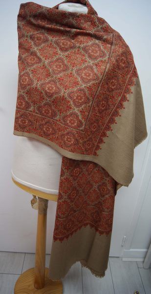 null INDIA Beige wool shawl with red embroidered decoration. 200 x 94 cm. Brand ...