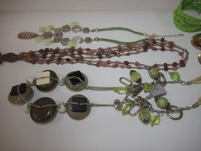 null Lot including 4 necklaces, 1 bracelet and 2 pairs of ear clips in metal
metal,...