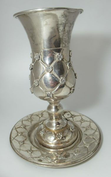 null Silver kiddush cup with saucer. Weight: 144 g Height: 15 cm (cut to neck)