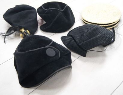 null Set of 5 bibis, including 3 in black felt and 2 in woven straw. Circa 1930.