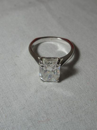 null Silver ring set with a moissanite (6.55 carats). Gross weight: 3.8 g TDD 54....