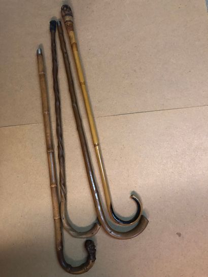 null Set of four wooden and bamboo canes L90-94cm (Used condition)