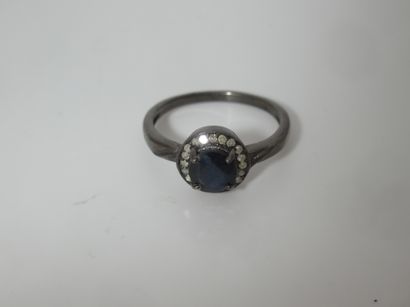 null Blackened silver ring set with a natural sapphire (0.5 carat). Gross weight:...