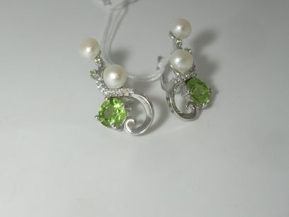 null Pair of silver earrings set with peridots and cultured pearls. Gross weight:...