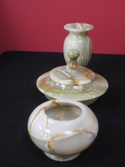 null Onyx lot, including a vase, a bonbonnière and a pot (the lid is missing). Height:...