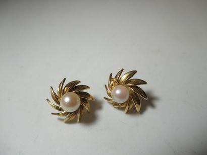 null Pair of earrings in yellow gold, adorned with cultured pearls. Gross weight:...