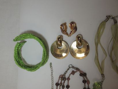 null Lot including 4 necklaces, 1 bracelet and 2 pairs of ear clips in metal
metal,...