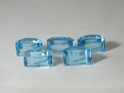 null Lot of blue topazes. Half-round. Total weight: 30.5 carats.