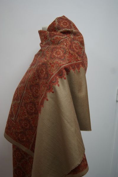 null INDIA Beige wool shawl with red embroidered decoration. 200 x 94 cm. Brand ...