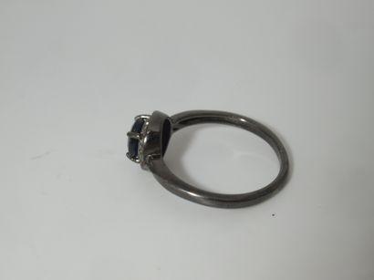 null Blackened silver ring set with a natural sapphire (0.5 carat). Gross weight:...