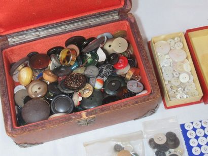 null Important lot of mother-of-pearl, resin, metal and ceramic buttons... In a leather...