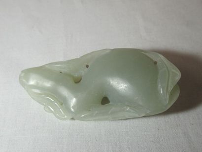 null CHINA Nephrite sculpture, featuring a stylized bracnhe. 4.5 cm