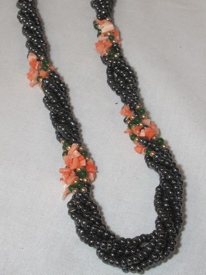 null Metal and coral necklace. Length: 38 cm (closed)