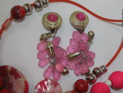 null Pink jewelry set including 4 necklaces and 1 pair of ear clips in metal,
verroterie...