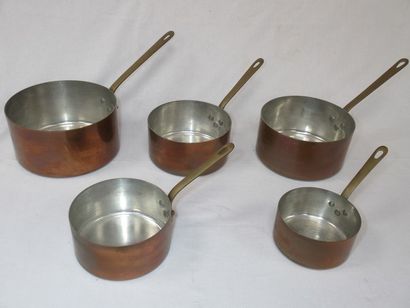null Set of 5 tin-plated copper saucepans. Diameter: 12 to 20 cm (scratches from...