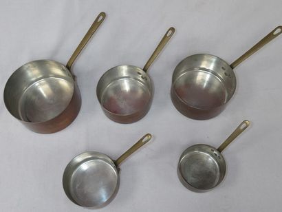 null Set of 5 tin-plated copper saucepans. Diameter: 12 to 20 cm (scratches from...