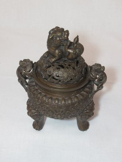 null CHINA Perfume burner in bronze, topped by a fô dog. Height: 15 cm