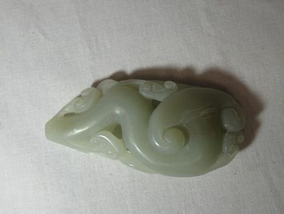 null CHINA Nephrite sculpture, featuring a stylized bracnhe. 4.5 cm