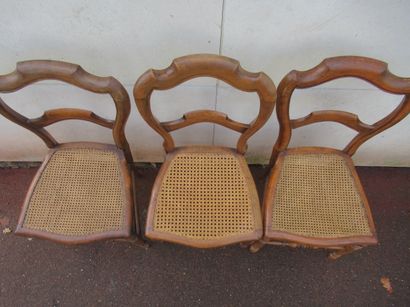 null Série de 3 chaises cannées en bois vernis. Hauteur totale : 89 cm (usure au...