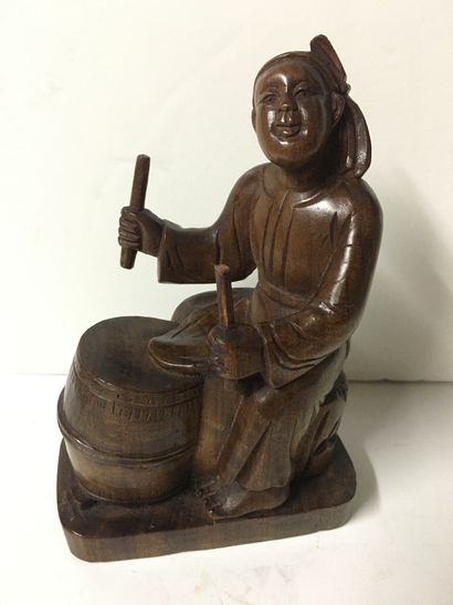 null CHINE (XXème) Sculpture en bois figurant un joueur de tambour 11x6 cm H 16.5...