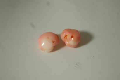 null Paire d'éléments de corail taillés en forme de roses. 1 cm
