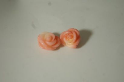 null Paire d'éléments de corail taillés en forme de roses. 1 cm