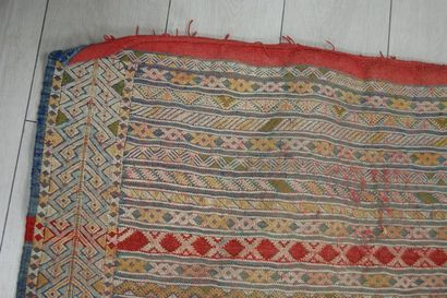 null Tapis tissé en laine, à décor géométrique. 172 x 111 cm (importante usure)