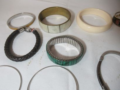 null Lot de treize bracelets en métal, résine, cuir, malakite et nacre.