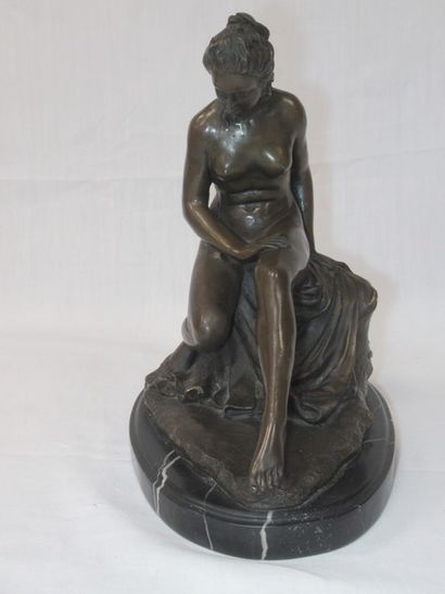null D'après C. ALLEGRAIN "Baigneuse" Sculpture en bronze. Fonte Xxe. Socle en mabre....