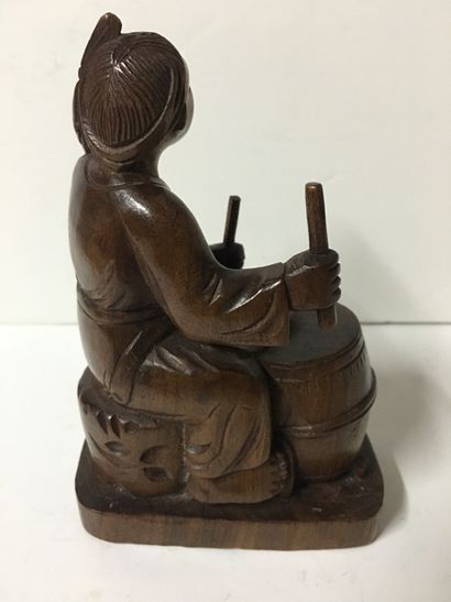 null CHINE (XXème) Sculpture en bois figurant un joueur de tambour 11x6 cm H 16.5...