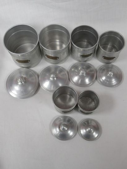null Série de 6 pots à épices en aluminium. Haut.: 9-22 cm (bosses)