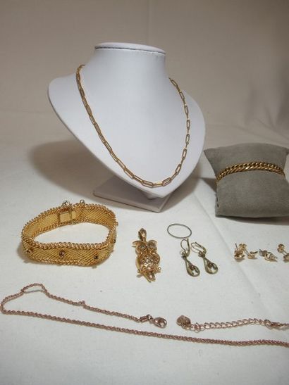 null Lot en métal doré, comprenant 3 bracelets, 2 chaînes, 1 boucle de ceinture,...