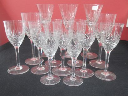 null Série de 14 verres en cristal taillé, comprenant 3 flûtes, 2 verres à vin rouge,...