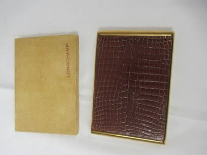 null Etui en cuir de reptile et métal doré. 10 x 14 cm Dans une boîte Longchamp.