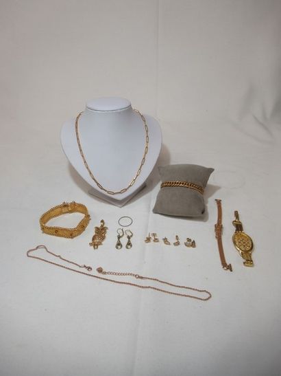 null Lot en métal doré, comprenant 3 bracelets, 2 chaînes, 1 boucle de ceinture,...
