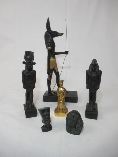 null Lot de 6 sculptures en résine et métal, figurant des divinités égyptiennes....