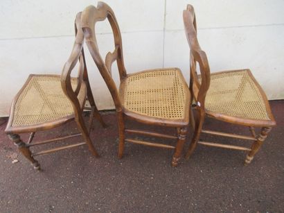 null Série de 3 chaises cannées en bois vernis. Hauteur totale : 89 cm (usure au...