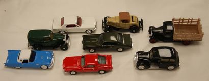 null ERTL Lot de 8 voitures miniatures en métal et résine. 9-12 cm