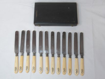 null Série de 12 couteaux de table, manches en ivoirine. Monogrammés. Dans leur ...