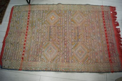 null Tapis tissé en laine, à décor géométrique. 172 x 111 cm (importante usure)