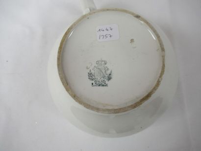 null Pot de chambre en faïence blanche. 13 x 22 cm (éclats)
