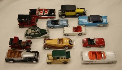 null Lot de 13 voitures miniatures en métal et résine dont Matchbox. 7-12 cm
