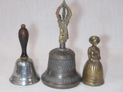 null Lot de 3 cloches en métal, laiton et bois noirci. 12-21 cm (légère usure)