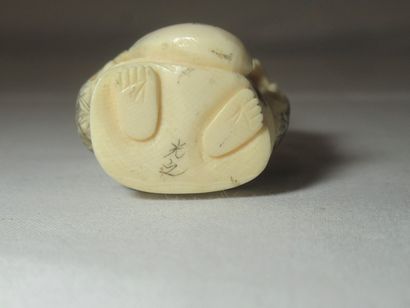 null JAPON nestsuke en ivoire, figurant un paysan. Haut.: 5 cm. Signé.